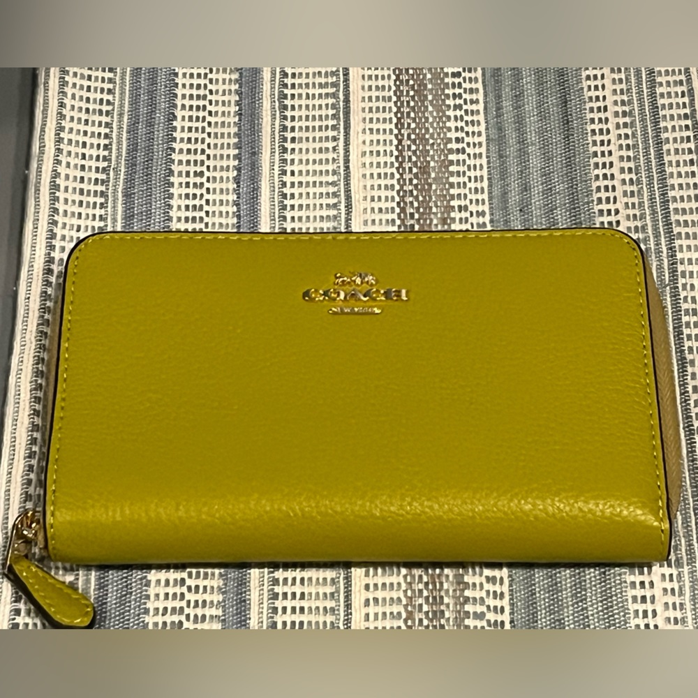 Coach ID Medium Zip Wallet in Chartreuse with Gold HW NWT’s
